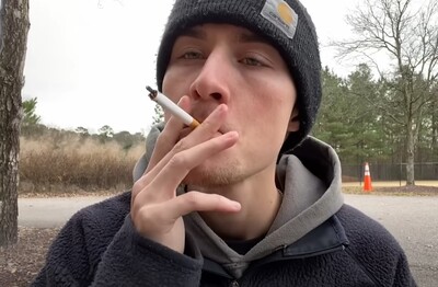 Лечение зависимости от табакокурения в Таре Мужчина с сигаретой делает затяжку